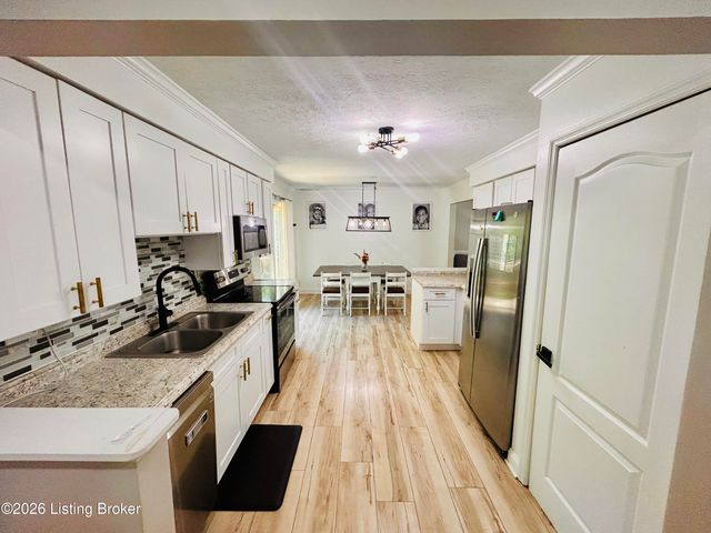 8809 Old Ironsides Dr, Louisville, KY 40228