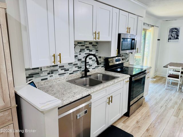 8809 Old Ironsides Dr, Louisville, KY 40228