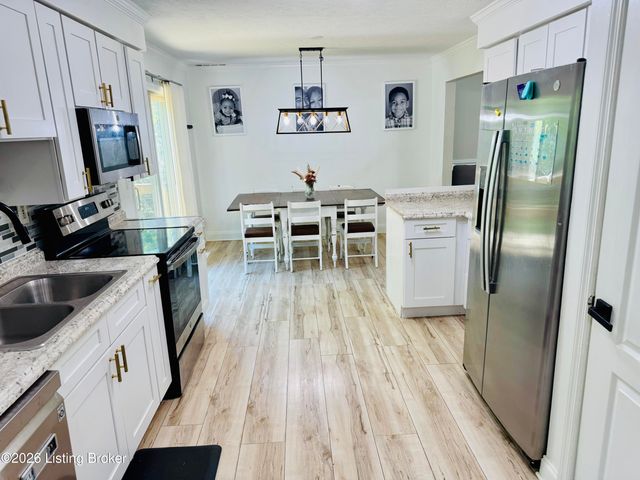 8809 Old Ironsides Dr, Louisville, KY 40228