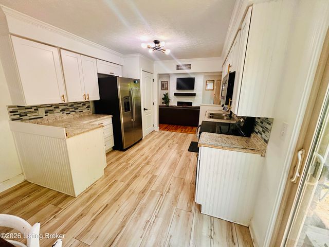 8809 Old Ironsides Dr, Louisville, KY 40228