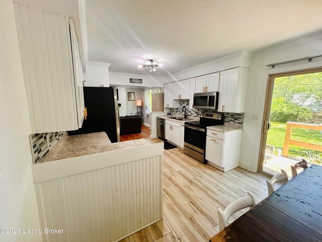 8809 Old Ironsides Dr, Louisville, KY 40228