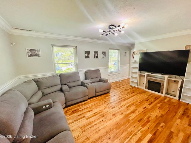 8809 Old Ironsides Dr, Louisville, KY 40228