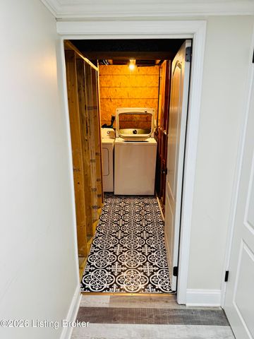 8809 Old Ironsides Dr, Louisville, KY 40228