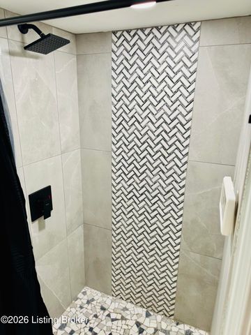 8809 Old Ironsides Dr, Louisville, KY 40228