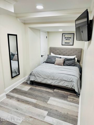 8809 Old Ironsides Dr, Louisville, KY 40228