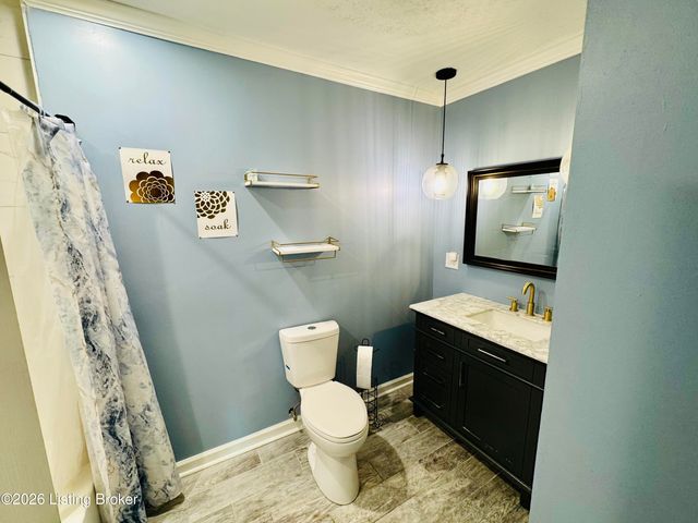 8809 Old Ironsides Dr, Louisville, KY 40228