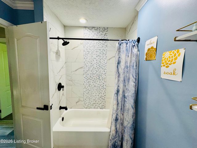 8809 Old Ironsides Dr, Louisville, KY 40228