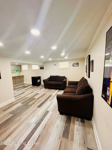 8809 Old Ironsides Dr, Louisville, KY 40228