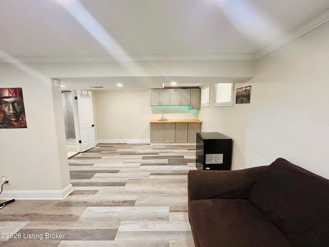 8809 Old Ironsides Dr, Louisville, KY 40228