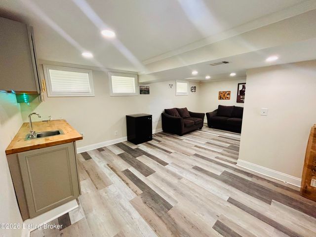 8809 Old Ironsides Dr, Louisville, KY 40228