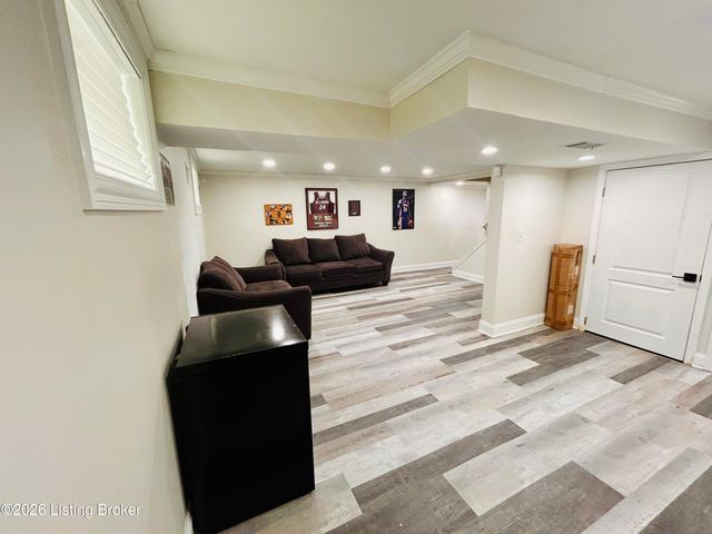 8809 Old Ironsides Dr, Louisville, KY 40228