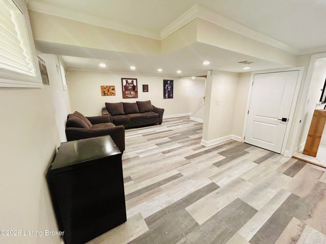 8809 Old Ironsides Dr, Louisville, KY 40228