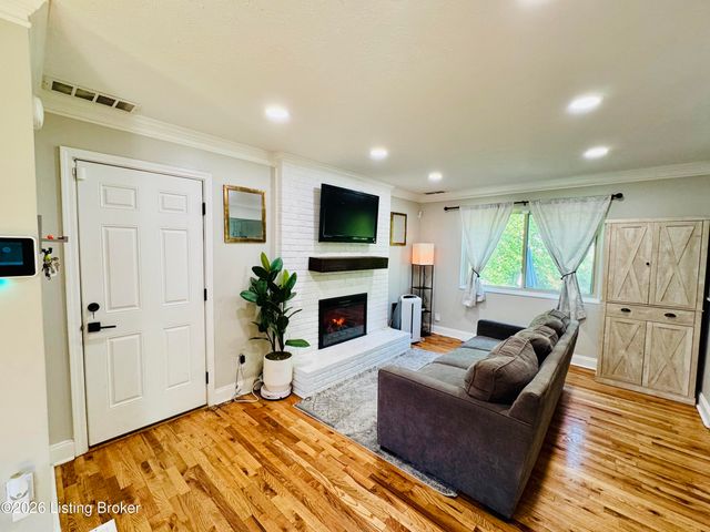 8809 Old Ironsides Dr, Louisville, KY 40228