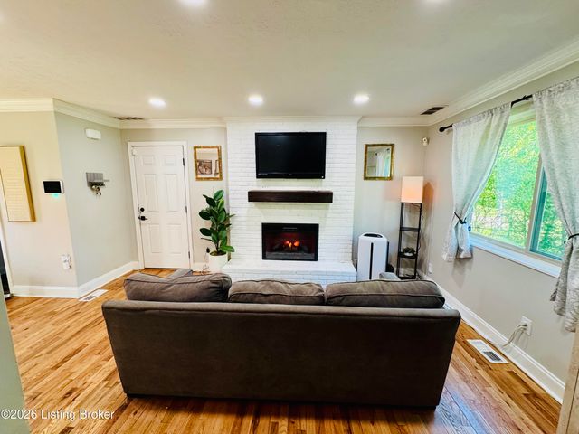 8809 Old Ironsides Dr, Louisville, KY 40228