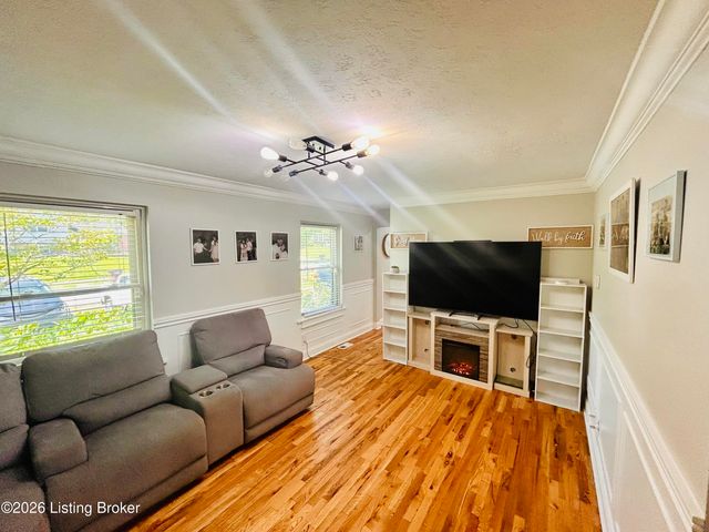 8809 Old Ironsides Dr, Louisville, KY 40228