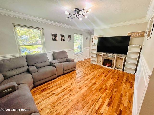 8809 Old Ironsides Dr, Louisville, KY 40228