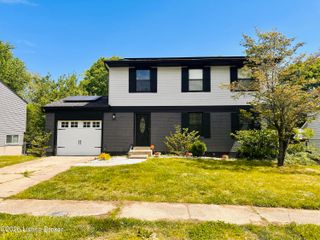 8809 Old Ironsides Dr, Louisville, KY 40228