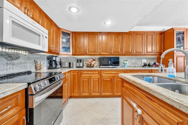 1490 Laguna Ln, Pembroke Pines, FL 33026