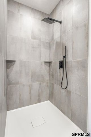 18487 Robin Circle, Omaha, NE 68136