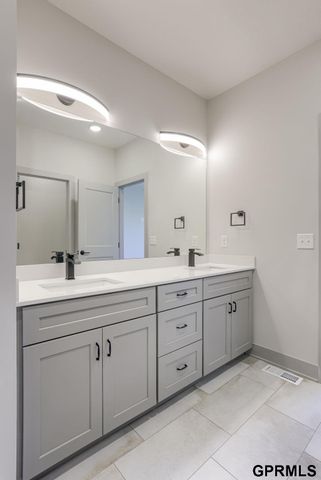 18487 Robin Circle, Omaha, NE 68136