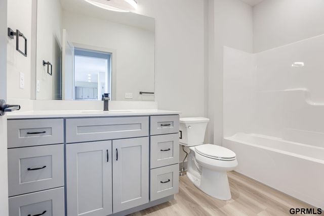 18487 Robin Circle, Omaha, NE 68136