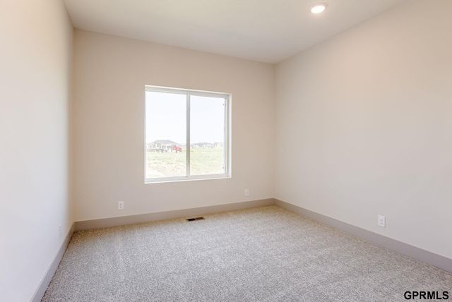 18487 Robin Circle, Omaha, NE 68136