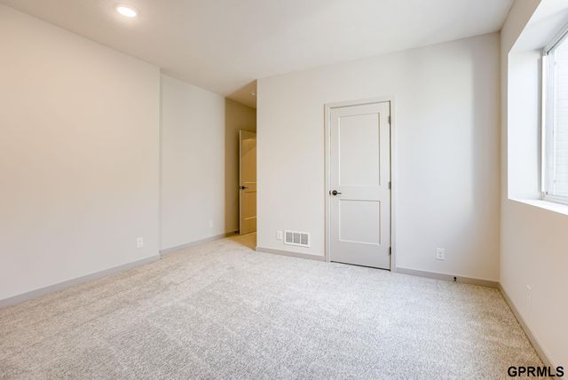 18487 Robin Circle, Omaha, NE 68136