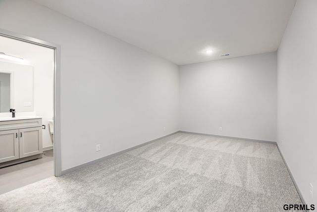 18487 Robin Circle, Omaha, NE 68136