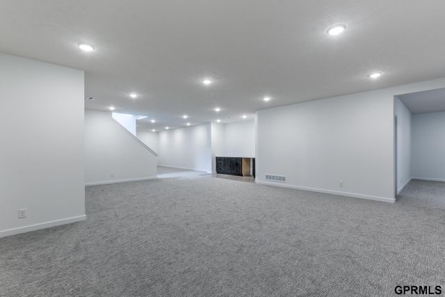 18487 Robin Circle, Omaha, NE 68136