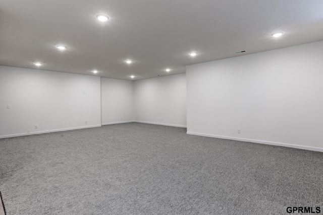 18487 Robin Circle, Omaha, NE 68136