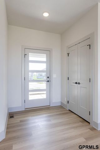 18487 Robin Circle, Omaha, NE 68136