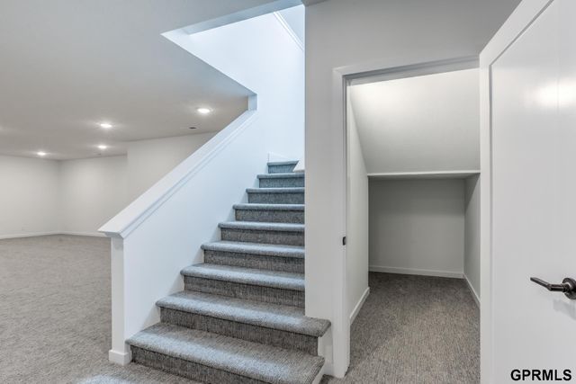 18487 Robin Circle, Omaha, NE 68136