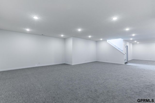 18487 Robin Circle, Omaha, NE 68136