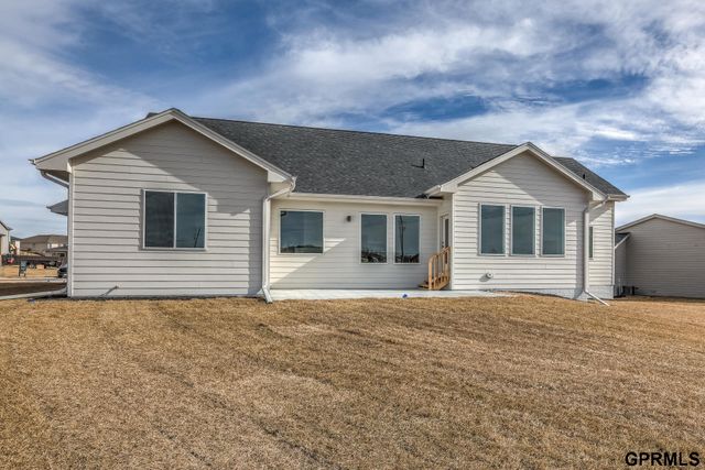 18487 Robin Circle, Omaha, NE 68136