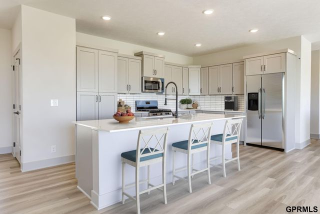 18487 Robin Circle, Omaha, NE 68136