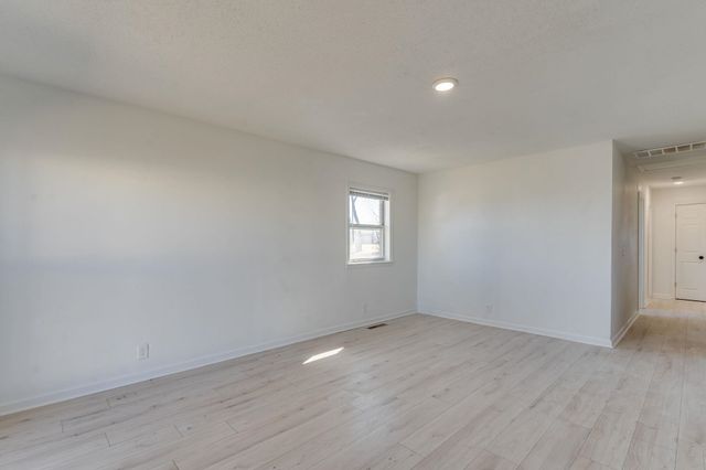 7001 W Newell St, Wichita, KS 67212