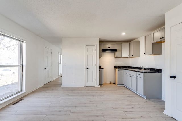 7001 W Newell St, Wichita, KS 67212
