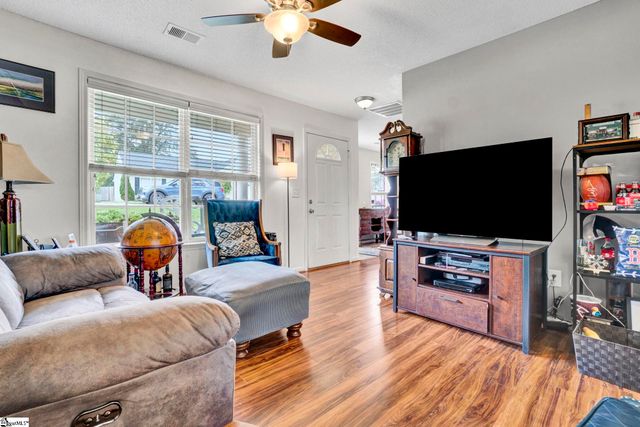 8 Seaside Lane, Greer, SC 29650