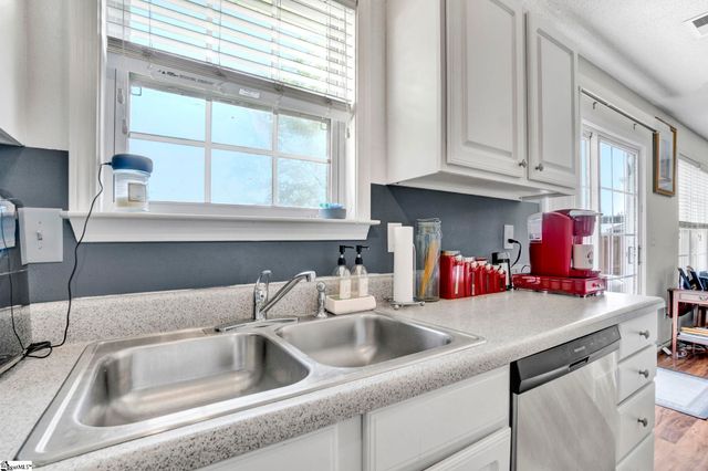8 Seaside Lane, Greer, SC 29650
