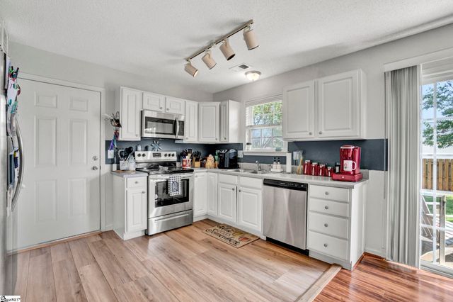 8 Seaside Lane, Greer, SC 29650