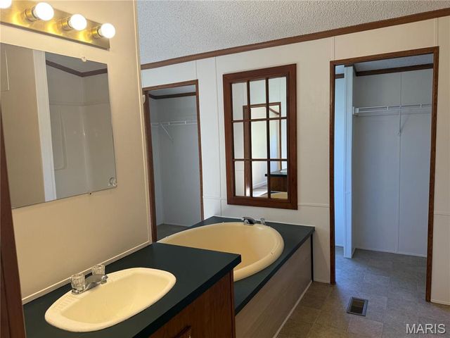 18229 Loyalty Lane, St Robert, MO 65584