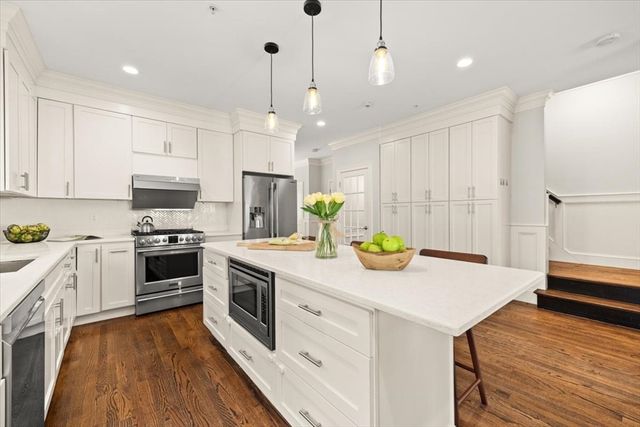 16-26 Dalby St 3, Newton, MA 02458