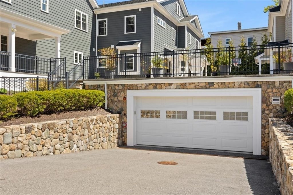 16-26 Dalby St 3, Newton, MA 02458