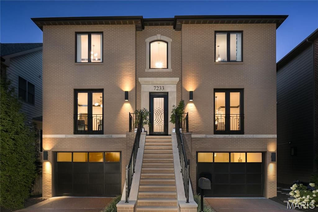 7233 Forsyth Boulevard, University City, MO 63105