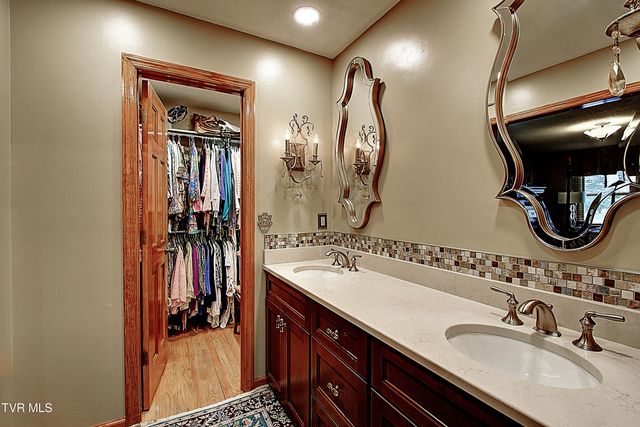 105 Kingfisher Court, Kingsport, TN 37663