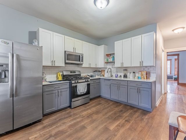 4044 W Potomac Avenue, Chicago, IL 60651