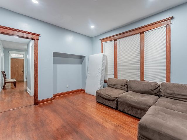 4044 W Potomac Avenue, Chicago, IL 60651