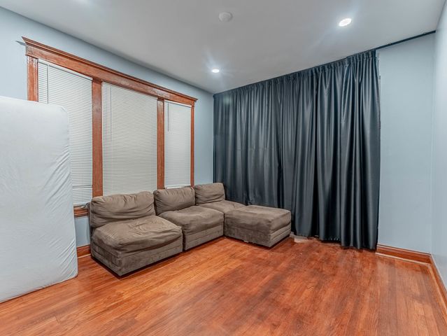 4044 W Potomac Avenue, Chicago, IL 60651