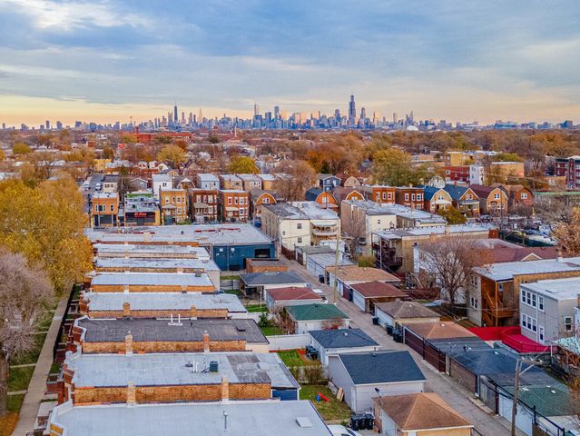 4044 W Potomac Avenue, Chicago, IL 60651