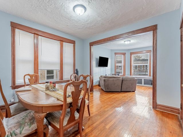 4044 W Potomac Avenue, Chicago, IL 60651